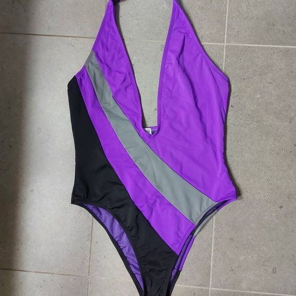 4 XL new swimsuits - Picture 2 of 6